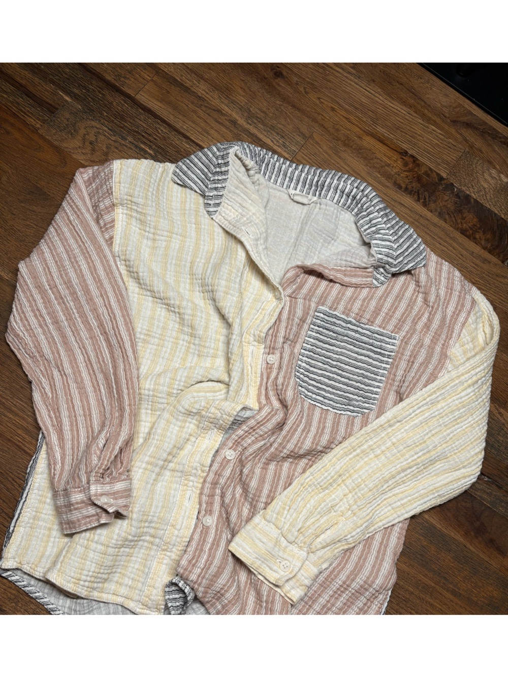 Aeropostale Striped Women’s button up in Pale Yellow & Dusty Rose